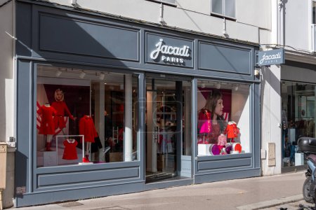 Foto de París, Francia - 19 de octubre de 2023: Vista exterior de una boutique Jacadi. Jacadi es una empresa francesa de alta gama de ropa lista para usar y marca especializada en ropa infantil - Imagen libre de derechos