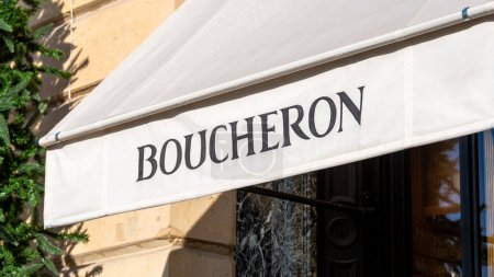 Foto de París, Francia - 22 de noviembre de 2023: Toldo de la boutique Boucheron ubicada en Place Vendome en París. Boucheron es una empresa francesa especializada en joyería, relojes y artículos de lujo - Imagen libre de derechos
