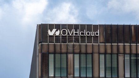 Foto de París, Francia - 25 de noviembre de 2023: Firma en un edificio OVHcloud. OVHcloud, anteriormente OVH, es una empresa francesa especializada en cloud computing y proveedor de alojamiento de datos de Internet. - Imagen libre de derechos