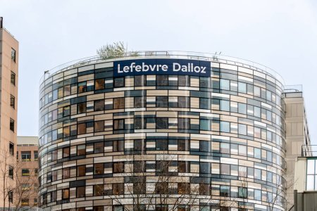 Foto de Courbevoie, Francia - 20 de diciembre de 2023: Vista exterior de la torre Lefebvre Dalloz en París La Defense, sede de Lefebvre Dalloz, un grupo especializado en edición y formación profesional - Imagen libre de derechos