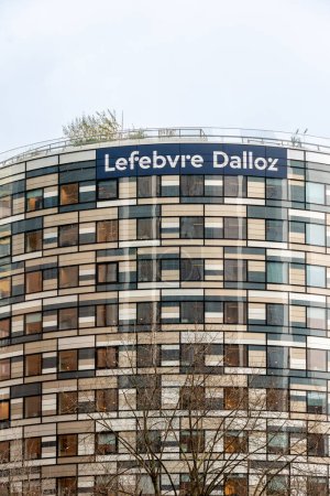Foto de Courbevoie, Francia - 20 de diciembre de 2023: Fachada de la torre Lefebvre Dalloz en París La Defense, sede de Lefebvre Dalloz, un grupo francés especializado en edición y formación profesional - Imagen libre de derechos