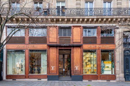 Foto de París, Francia - 23 de febrero de 2024: Vista exterior de una tienda Louis Vuitton. Louis Vuitton es una marca francesa de ropa de lujo y artículos de cuero perteneciente al grupo LVMH. - Imagen libre de derechos