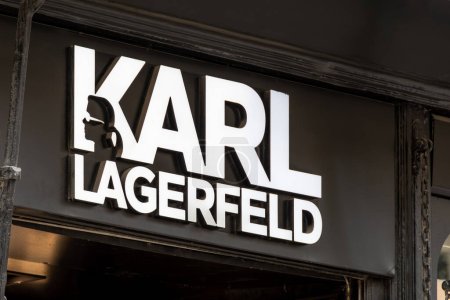 Téléchargez les photos : Paris, France - 23 février 2024 : Signe et logo d'une boutique Karl Lagerfeld, marque de prêt-à-porter créée par le designer Karl Lagerfeld - en image libre de droit