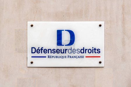 Foto de París, Francia - 25 de febrero de 2024: Firma en la entrada del edificio del Defenseur des Droits (es decir, Defensor de los Derechos), una autoridad independiente francesa encargada de defender los derechos de los ciudadanos - Imagen libre de derechos