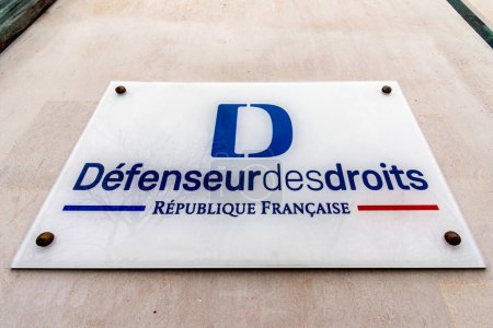 Téléchargez les photos : Paris, France - 25 février 2024 : Signature à l'entrée du bâtiment du Défenseur des droits, une autorité indépendante française chargée de défendre les droits des citoyens - en image libre de droit