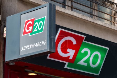 Téléchargez les photos : Paris, France - 4 mars 2024 : Signature et logo d'un supermarché du G20. G20 est une chaîne française de dépanneurs implantée principalement en région parisienne - en image libre de droit