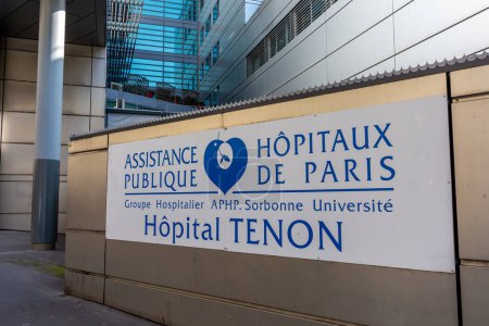 Téléchargez les photos : Paris, France - 22 mars 2024 : Signe de l'hôpital du Ténon (bâtiment Meyniel). L'Hôpital du Ténon (Hpital Tenon) fait partie du Groupe Hospitalier Universitaire AP-HP Sorbonne Universite de Paris - en image libre de droit