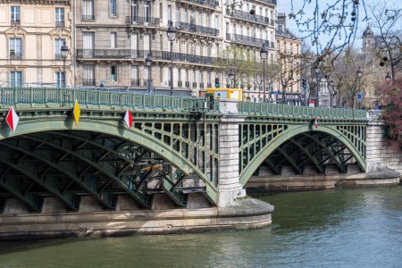 Foto de París, Francia - 26 de marzo de 2024: Vista del puente de Sully y su arco dañado por un barco. El Pont Sully (o Pont de Sully) es un puente de arco metálico que cruza el Sena en París - Imagen libre de derechos
