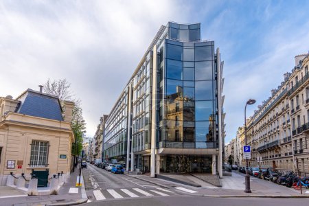 Foto de París, Francia - 31 de marzo de 2024: Vista exterior del edificio que alberga la sede de Unibail-Rodamco-Westfield, una multinacional francesa especializada en bienes raíces comerciales - Imagen libre de derechos