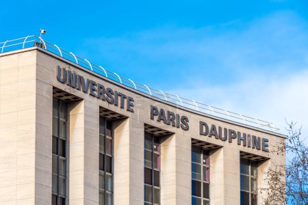 Paris, Frankreich - 31. März 2024: Fassade der Universität Paris Dauphine-PSL, einer öffentlichen Einrichtung, die Mitglied der Universität Paris Sciences Lettres und der Konferenz Grandes Ecoles ist