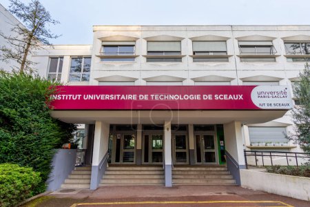 Téléchargez les photos : Sceaux, France - 6 avril 2024 : Entrée principale de l'Institut Universitaire de Technologie (IUT) de Sceaux, une des composantes de l'Université Paris-Saclay - en image libre de droit