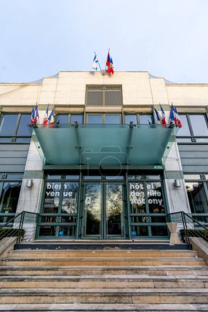 Téléchargez les photos : Antony, France - 6 avril 2024 : Entrée de la mairie d'Antony, ville française située dans le département des Hauts-de-Seine, en Ile-de-France, dans le sud de Paris - en image libre de droit