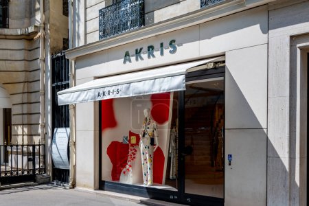 Téléchargez les photos : Paris, France - 18 avril 2024 : Vue extérieure d'un magasin Akris à Paris. Akris est une maison de couture suisse de luxe spécialisée dans la haute couture et le prêt-à-porter féminin - en image libre de droit