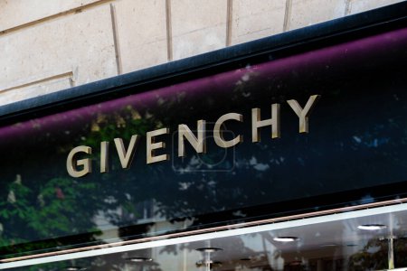 Téléchargez les photos : Paris, France - 18 avril 2024 : Signature et logo d'une boutique Givenchy dans le quartier des Champs-Elyses à Paris. Givenchy est une marque française de mode et de luxe appartenant au groupe LVMH - en image libre de droit
