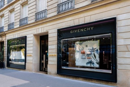 Téléchargez les photos : Paris, France - 18 avril 2024 : Vue extérieure d'une boutique Givenchy dans le quartier des Champs-Elyses à Paris. Givenchy est une marque française de mode et de luxe appartenant au groupe LVMH - en image libre de droit