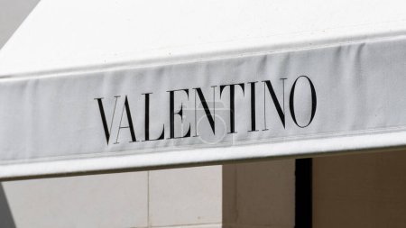 Téléchargez les photos : Paris, France - 18 avril 2024 : Ouverture d'une boutique Valentino dans le quartier des Champs-Élysées à Paris, France. Valentino est une marque italienne spécialisée dans la mode et le luxe - en image libre de droit