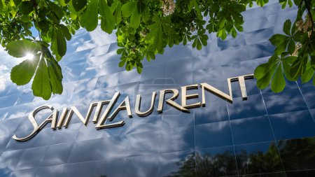 Foto de París, Francia - 18 de abril de 2024: Señal y logotipo de Saint Laurent, una marca de la casa de alta costura Yves Saint Laurent o YSL, empresa de moda y lujo fundada por el estilista Yves Saint Laurent - Imagen libre de derechos