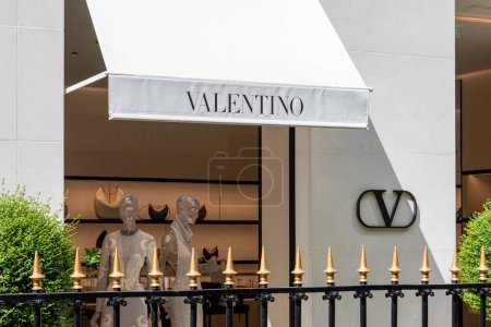 Téléchargez les photos : Paris, France - 18 avril 2024 : Vue extérieure d'une boutique Valentino dans le quartier des Champs-Élysées à Paris, France. Valentino est une marque italienne spécialisée dans la mode et le luxe - en image libre de droit