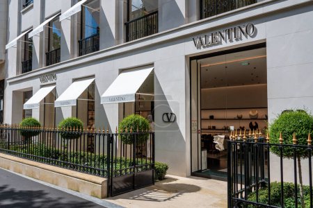 Téléchargez les photos : Paris, France - 18 avril 2024 : Vue extérieure d'une boutique Valentino dans le quartier des Champs-Élysées à Paris, France. Valentino est une marque italienne spécialisée dans la mode et le luxe - en image libre de droit