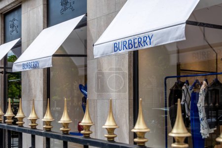 Téléchargez les photos : Paris, France - 18 avril 2024 : Vue extérieure d'une boutique Burberry dans le quartier des Champs-Élysées. Burberry est une marque britannique de vêtements de luxe avec une présence mondiale - en image libre de droit