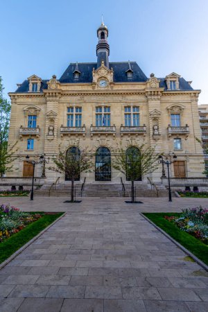 Foto de Colombes, Francia - 20 de abril de 2024: Vista exterior del ayuntamiento de Colombes, una ciudad situada en el departamento francés de Hauts-de-Seine, en la región de Ile-de-France, al noroeste de París - Imagen libre de derechos