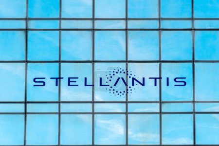 Foto de Poissy, Francia - 21 de abril de 2024: Firma y logotipo en la sede francesa de Stellantis. Stellantis es un grupo automovilístico multinacional resultante de la fusión de los grupos PSA y Fiat Chrysler. - Imagen libre de derechos