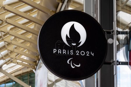 Foto de París, Francia - 25 de abril de 2024: Señal de la tienda oficial de los Juegos Olímpicos y Paralímpicos de París 2024 con el logotipo y el símbolo de los Juegos Paralímpicos - Imagen libre de derechos