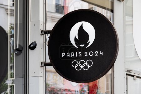 Foto de París, Francia - 28 de abril de 2024: Señal de la tienda oficial de los Juegos Olímpicos y Paralímpicos de París 2024 con el logotipo oficial y los anillos olímpicos - Imagen libre de derechos