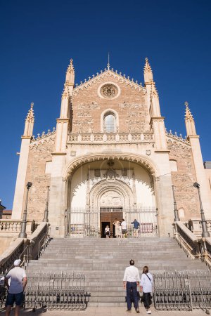 Foto de Madrid, España - 19 de junio de 2022: Fachada y escalera de la Iglesia San Jerónimo el Real con cielo azul - Imagen libre de derechos