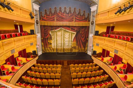 Téléchargez les photos : Almagro, Espagne - 23 juin 2022 : Intérieur avec scène et stalles du Théâtre Municipal d'Almagro sans personnes - en image libre de droit