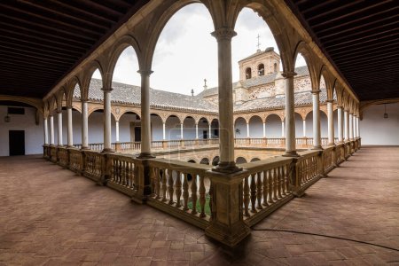 Téléchargez les photos : Cloître du couvent de San Giovanni Battista à Almagro, Espagne - en image libre de droit