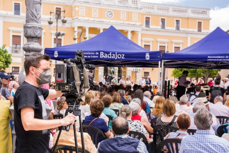 Téléchargez les photos : Badajoz, Espagne - 24 juin 2022 : Caméramans sur la place de Badajoz lors de la fête du saint patron de la ville, San Jouan - en image libre de droit
