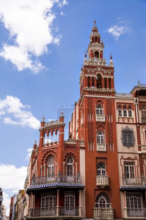 Foto de Torre Giralda en Plaza de Soledad en Badajoz (España)) - Imagen libre de derechos