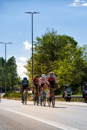 Foto de Chieti, Italia - 07 de mayo de 2023: Grupo líder cuesta abajo desde Chieti durante la carrera de la etapa 1 del 106 Giro d 'Italia - Imagen libre de derechos