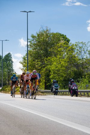 Foto de Chieti, Italia - 07 de mayo de 2023: Grupo líder cuesta abajo desde Chieti durante la carrera de la etapa 1 del 106 Giro d 'Italia - Imagen libre de derechos