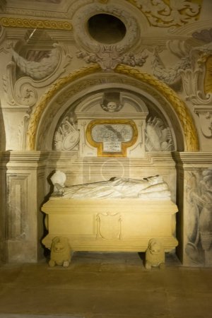 Foto de La Valeta, Malta - 17 de junio de 2023: Sarcófago de piedra para los fallecidos dentro de la Catedral de La Valeta en Malta - Imagen libre de derechos