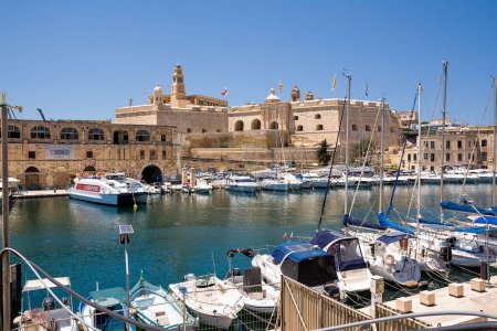 Foto de Cospicua, Malta - 17 de junio de 2023: Puerto y murallas fortificadas de Cospicua, Malta - Imagen libre de derechos