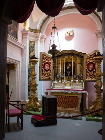 Foto de Vittoriosa, Malta - 17 de junio de 2023: Pequeña capilla de oración dentro del Palacio de la Inquisición en la Citta Vittoriosa, Malta - Imagen libre de derechos