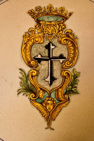 Foto de Vittoriosa, Malta - 17 de junio de 2023: Emblema dentro del Palacio de la Inquisición en la Citta Vittoriosa, Malta - Imagen libre de derechos