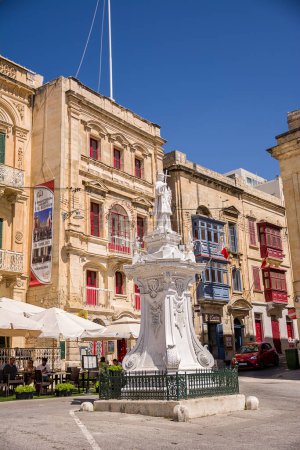 Foto de Vittoriosa, Malta - 17 de junio de 2023: Estatua de San Lorenzo en la plaza de Vittoriosa bajo los edificios - Imagen libre de derechos