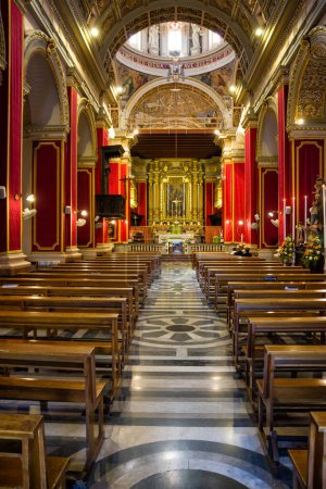 Foto de Interior de la nave de la iglesia parroquial de Santa Catalina en el pueblo de Zurrieq - Imagen libre de derechos