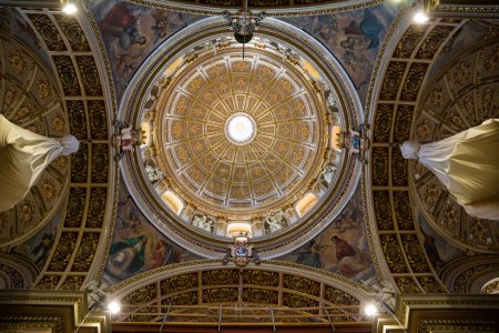 Foto de Interior de la cúpula de la iglesia parroquial de Santa Catalina en el pueblo de Zurrieq - Imagen libre de derechos