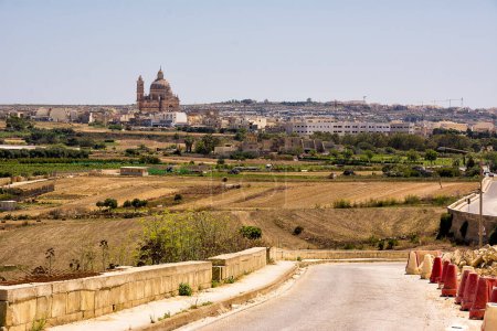 Téléchargez les photos : Vue panoramique de Xeuchia (Ix-Xewkija) et de l'église Rotonda de Saint-Jean-Baptiste sur l'île de Gozo à Malte - en image libre de droit