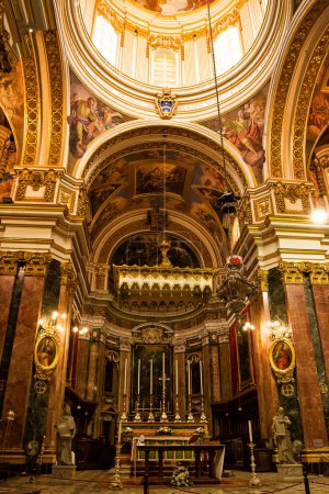 Téléchargez les photos : Autel et coupole dans la cathédrale Saint-Paul à Mdina (Malte) - en image libre de droit