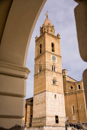 Téléchargez les photos : Chieti, Italie - 29 mars 2024 : Clocher et fidèles entrant dans l "église le Vendredi Saint - en image libre de droit