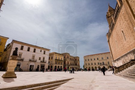 Téléchargez les photos : Chieti, Italie - 29 mars 2024 : Nouvelle place le Vendredi Saint avec les fidèles - en image libre de droit