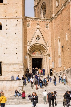 Téléchargez les photos : Chieti, Italie - 29 mars 2024 : Les fidèles entrent à l "église le Vendredi Saint - en image libre de droit