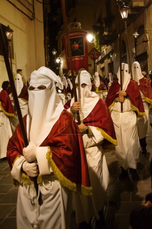 Téléchargez les photos : Chieti, Italie - 29 mars 2024 : Pénitents à capuchon lors de la célèbre procession du Vendredi Saint à Chieti (Italie)) - en image libre de droit