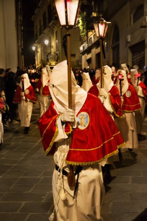 Téléchargez les photos : Chieti, Italie - 29 mars 2024 : Pénitents à capuchon lors de la célèbre procession du Vendredi Saint à Chieti (Italie)) - en image libre de droit
