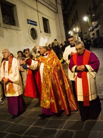 Téléchargez les photos : Chieti, Italie - 29 mars 2024 : L "évêque de Chieti lors de la procession du Vendredi saint à Chieti - en image libre de droit
